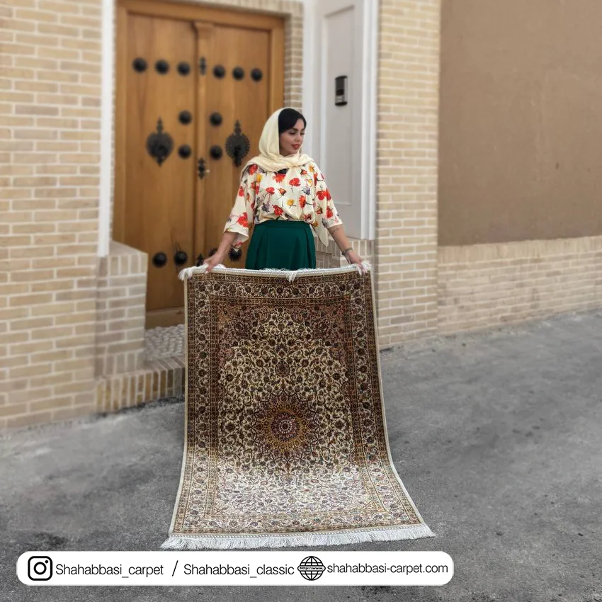 فرش تمام ابریشم کد ۲۴۰ کرم